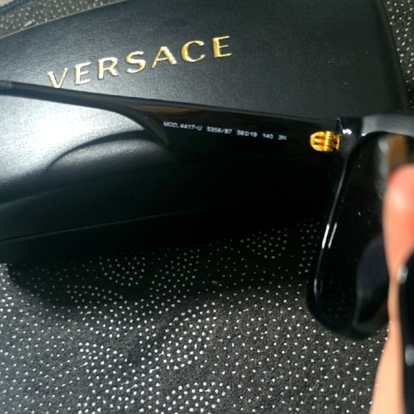 Versace Black W/ Iconic Design On Sides Women's Sunnies (NWT)(FULL INCLUSION)🖤✨ - Picture 7 of 8